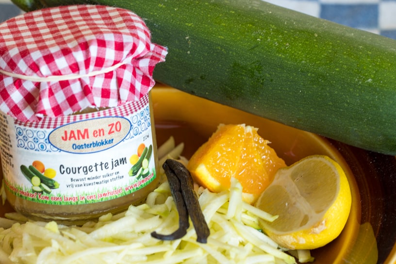 jampot gevuld met courgettejam